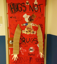 Hugs not drugs sign